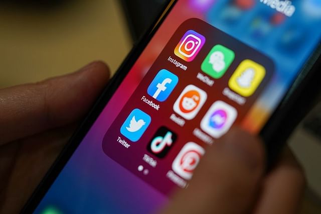 আত্মহত্যা প্রতিরোধে নতুন উদ্যোগ নিয়েছে কয়েকটি সামাজিক যোগাযোগমাধ্যম